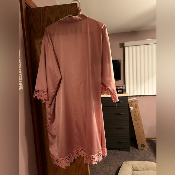 Robe - Picture 2 of 2